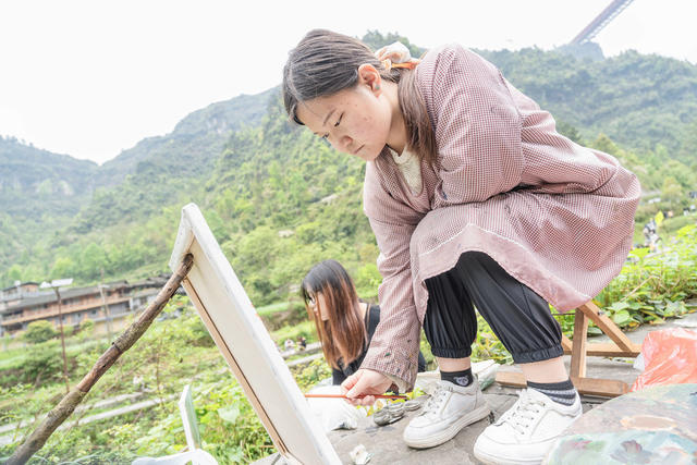 5A美景引客人  甘肃河西学院学子到矮寨苗寨美术写生