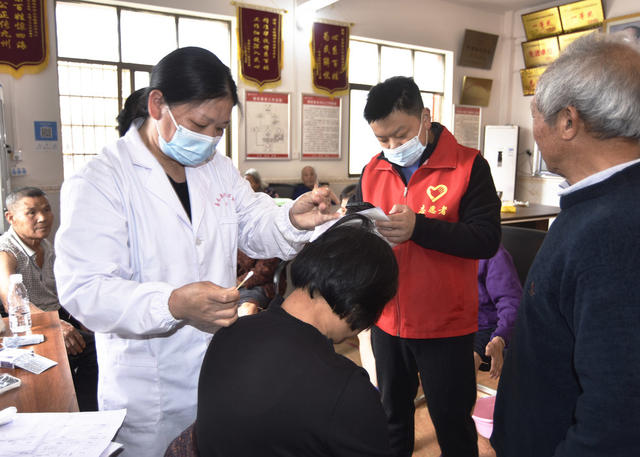 嘉禾：   进乡村义诊  为健康护航