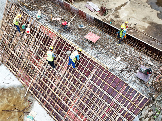 工人  水库  施工  劳动节  防洪  抢险  五一