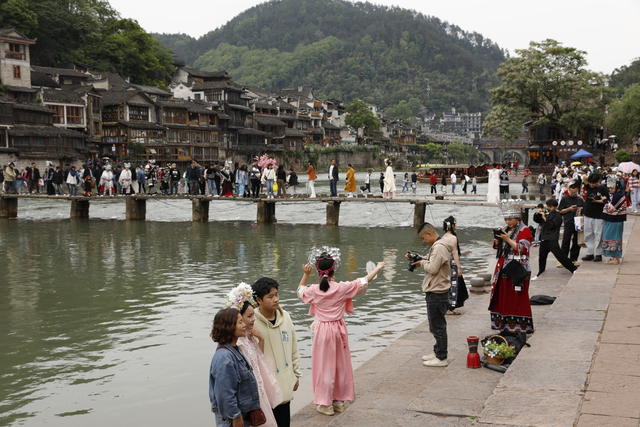 “五一”小长假  游客  凤凰古城  体验旅拍  游览  国家5A级旅游景区  小高峰   逛古城  看美景  吃美食  品民俗  泛舟沱江 
 体验旅拍 