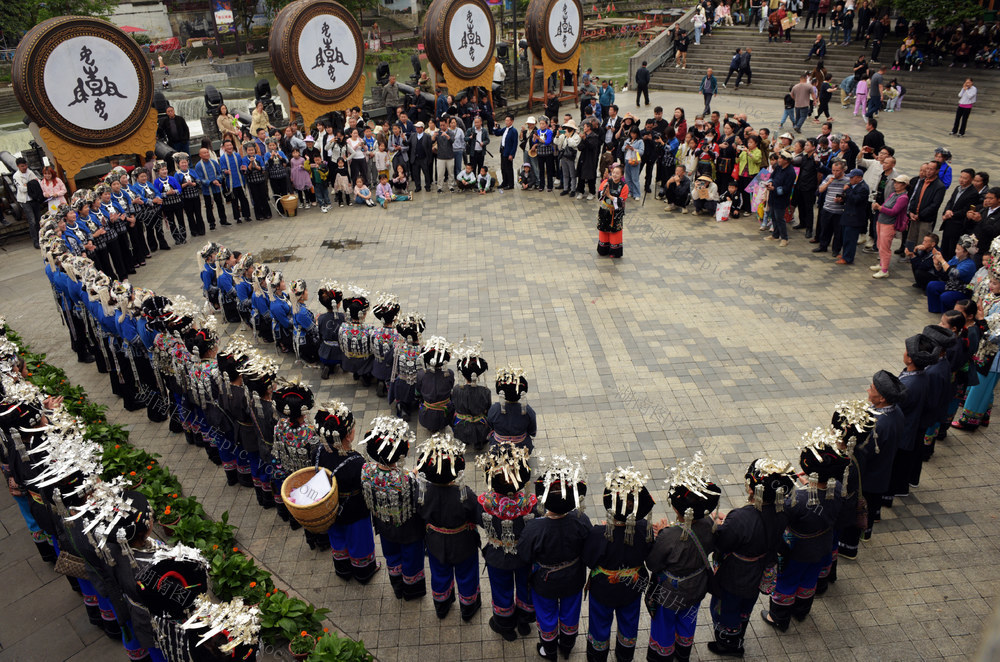  Inheritors of Intangible Cultural Heritage of Folk Songs and Dances May Day Tourists