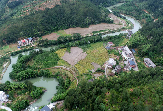 湖南桂东：沤江像巨龙卧于大地
