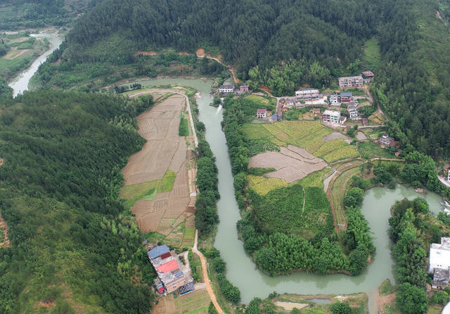 湖南桂东：沤江像巨龙卧于大地
