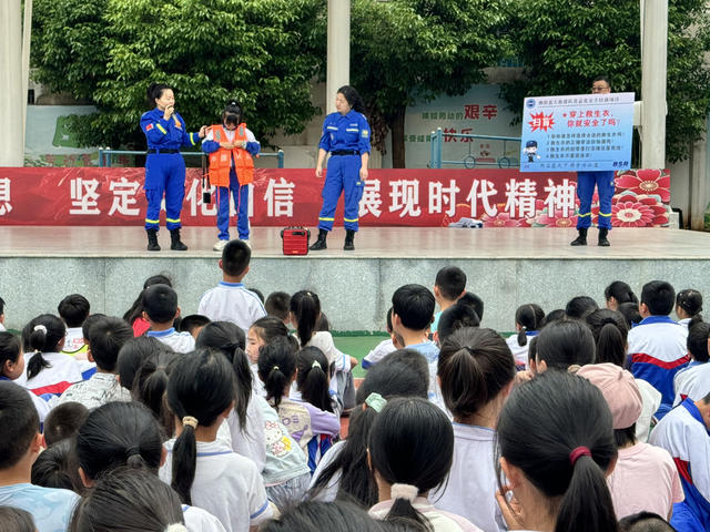 为师生传授防溺水应急救护技能