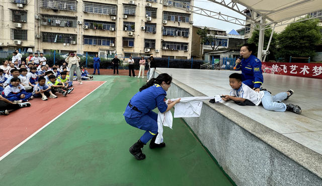 为师生传授防溺水应急救护技能