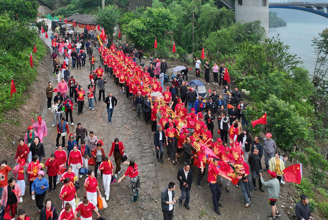 龙舟登江