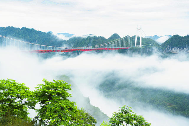 一场暴雨过后，吉首市矮寨大桥如架云海，车辆仿佛在云中穿行，异常壮观
