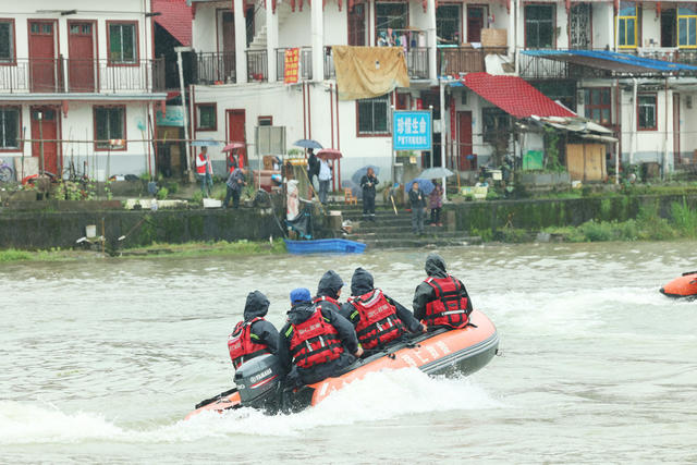 全国防灾减灾日  以你估计抢险演练
党员突击队
