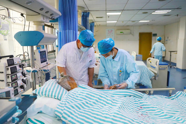 护士节  5.12  坚守岗位
医护