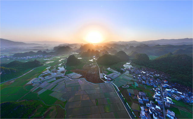  传统村落  晨曦  山峰 田野  画卷 