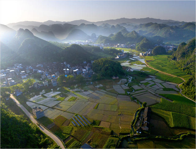  传统村落  晨曦  山峰 田野  画卷 
