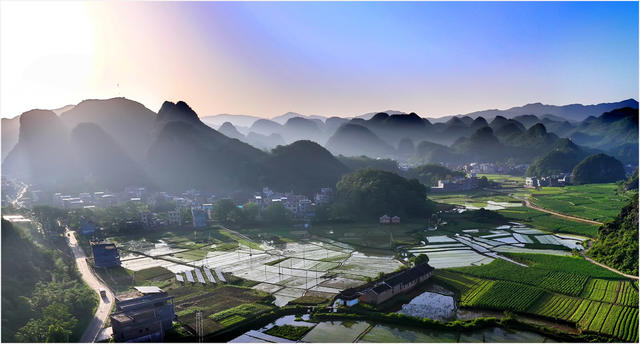  传统村落  晨曦  山峰 田野  画卷 