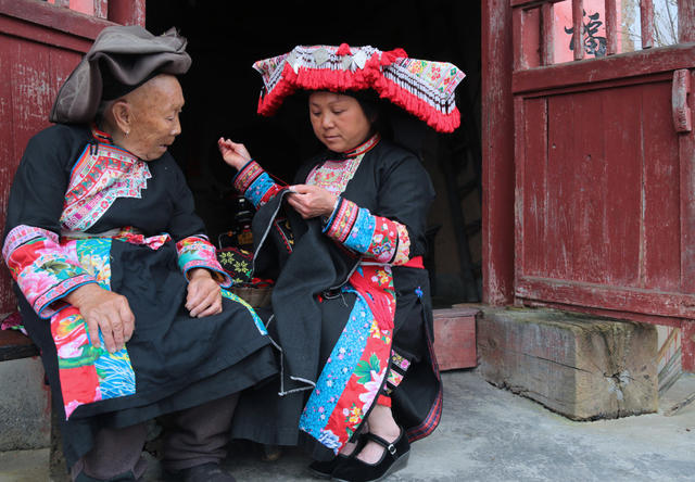 湖南资兴：瑶绣  90岁老奶奶 老师