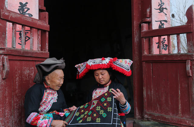 湖南资兴：瑶绣  90岁老奶奶 老师