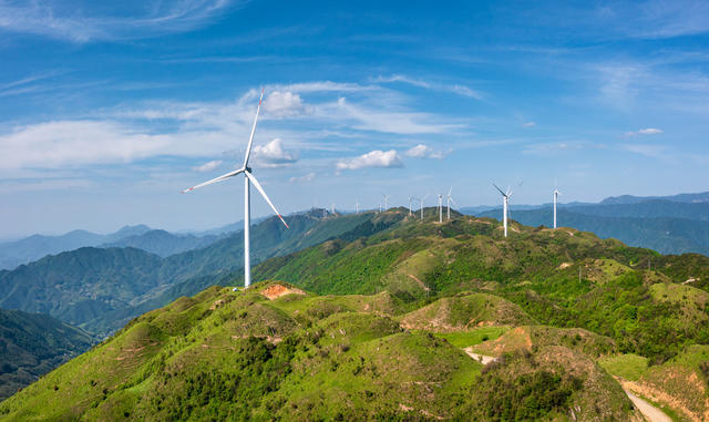 建筑 风车 风电场 风力发电 天空 蓝天白云 生态 山川 山脉 风光 风景 山顶 晴天 背景 风车山