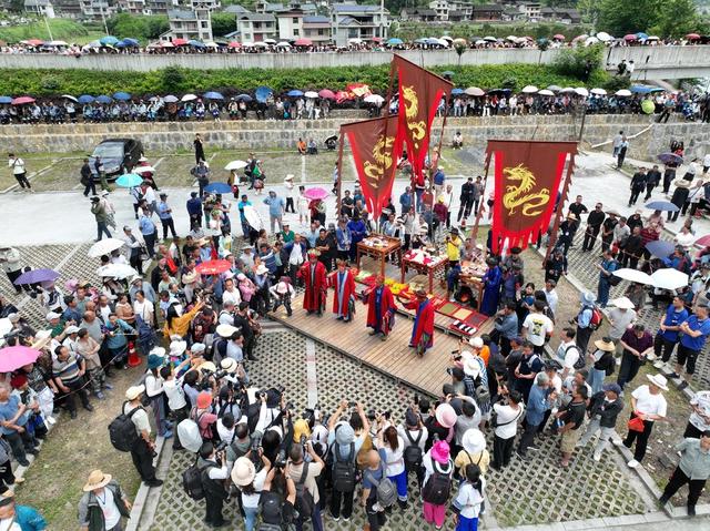 狮子登高 苗族“四月八” 苗鼓 苗歌 苗族武术 跳接龙舞 民俗