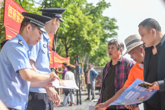道县
开展打击和防范经济犯罪宣传日活动