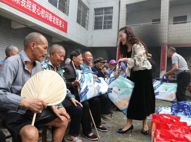  爱心温暖孤寡老人