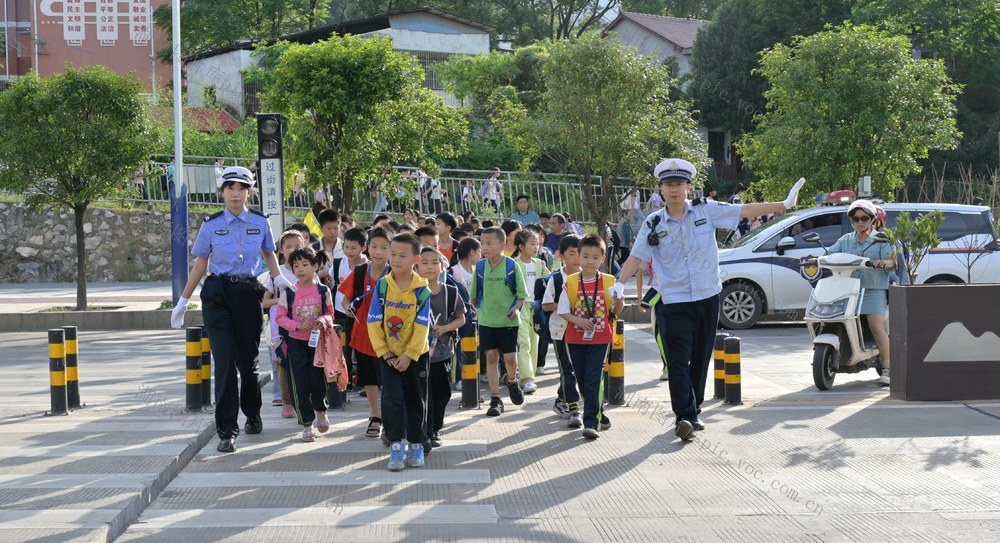 双牌交警：护送学生过马路 平平安安送回家