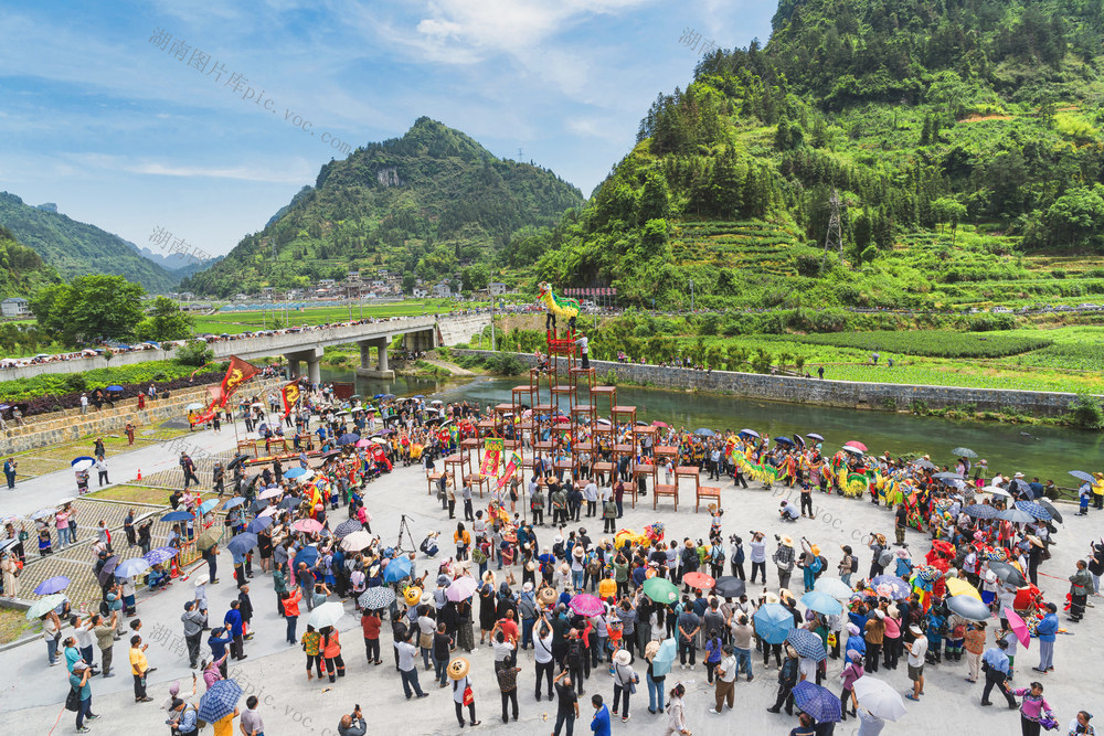  The Miao People's April 8 Festival in Jishou City celebrates the national intangible cultural heritage project activities, which are rich and colorful, integrating ethnic exchanges