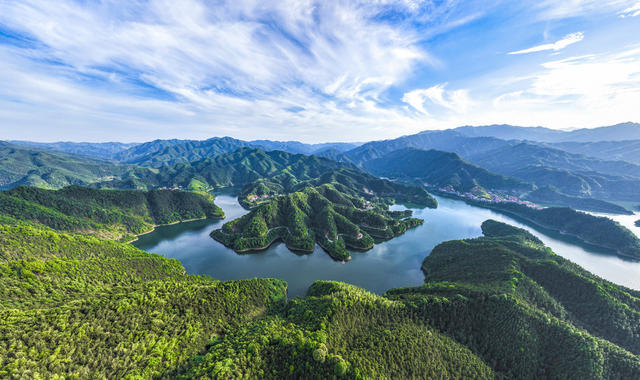 生态 乡村 河长制 水资源 防治水污染 改善水环境 修复水生态 城乡人居环境 生态环境综合治理 特色产业 美丽乡村建设 蓝天 白云 青山 碧水 绿树 民居