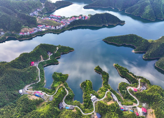 生态 乡村 河长制 水资源 防治水污染 改善水环境 修复水生态 城乡人居环境 生态环境综合治理 特色产业 美丽乡村建设 蓝天 白云 青山 碧水 绿树 民居