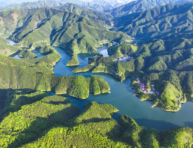 生态 乡村 河长制 水资源 防治水污染 改善水环境 修复水生态 城乡人居环境 生态环境综合治理 特色产业 美丽乡村建设 蓝天 白云 青山 碧水 绿树 民居