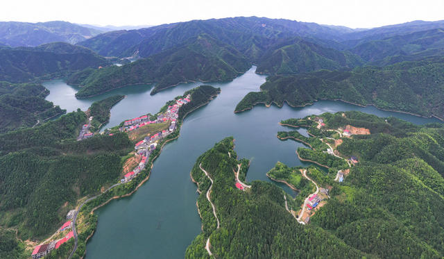 生态 乡村 河长制 水资源 防治水污染 改善水环境 修复水生态 城乡人居环境 生态环境综合治理 特色产业 美丽乡村建设 蓝天 白云 青山 碧水 绿树 民居
