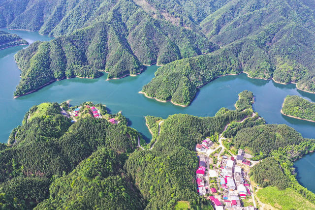 生态 乡村 河长制 水资源 防治水污染 改善水环境 修复水生态 城乡人居环境 生态环境综合治理 特色产业 美丽乡村建设 蓝天 白云 青山 碧水 绿树 民居