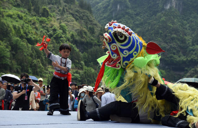 四月八 苗族 民俗 游客  村民  欢庆