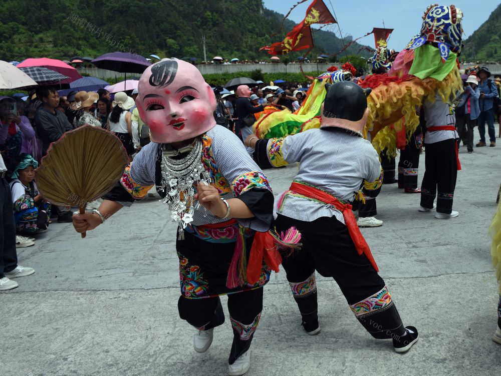  On April 8, Miao folk tourists and villagers celebrate