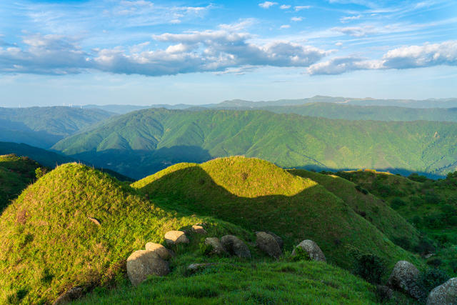 自然,生态,环境,环保,背景,壁纸,风光,风景,山川,山脉,天空,蓝天,白云,地形,青山,远眺,晴天,夏天,高山,山顶,山峰,大气,震撼,绿色,自然美,户外,旅行,旅游,草地,高山草甸