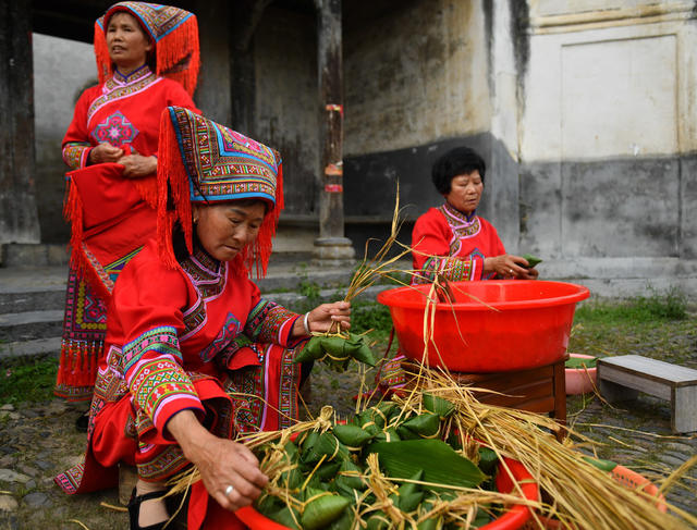江永瑶胞  斗牛节  拔河  抢鸭子
坐花轿