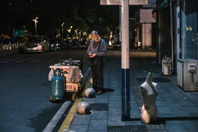 夜晚  生意  摊主  小吃  路灯  男人