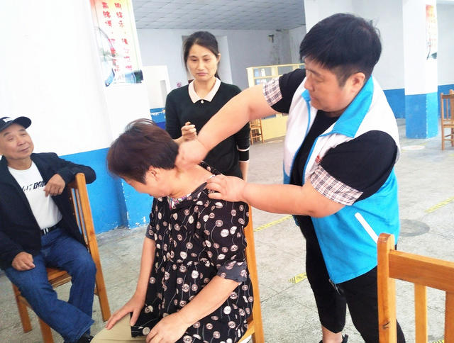 发挥专长 便民服务