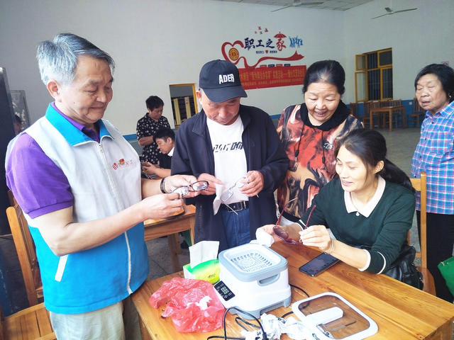 发挥专长 便民服务