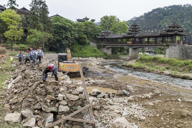 工人 修筑 防洪 堤 确保 汛期 安全