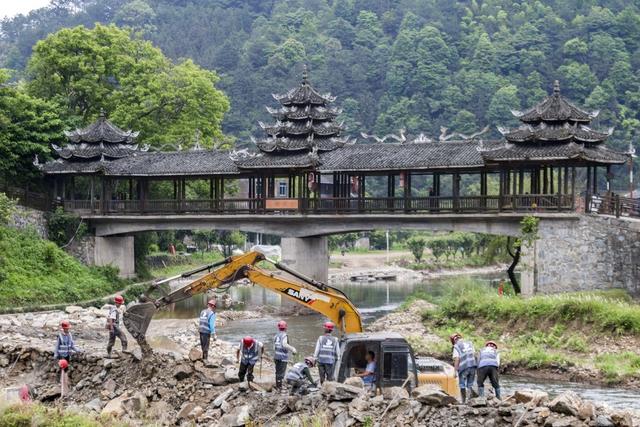 工人 修筑 防洪 堤 确保 汛期 安全