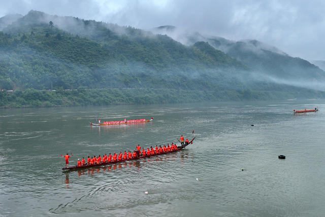 龙舟竞渡迎端午