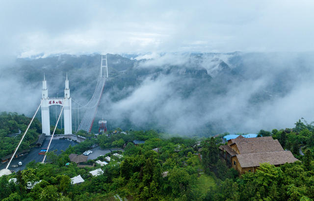 矮寨大桥 峡谷 苗寨 盘山公路 云雾