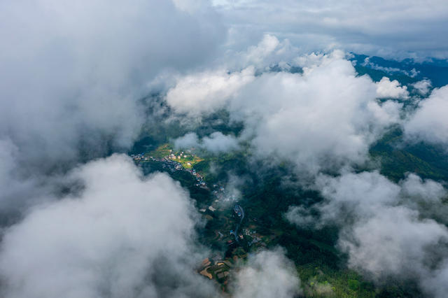 风光,风景,自然,山村,农村,云雾,云雾缭绕,美丽风光,美丽山村,乡村振兴,青山绿水,青山,生态,环境,环保,户外,地形,山川,山脉,天空,旅游目的地,航拍视角,高视角,自然美,旅行,村庄,梯田,云,高山,山区,美丽乡村