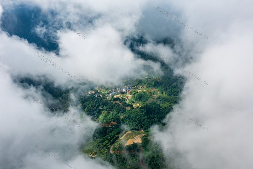 风光,风景,自然,山村,农村,云雾,云雾缭绕,美丽风光,美丽山村,乡村振兴,青山绿水,青山,生态,环境,环保,户外,地形,山川,山脉,天空,旅游目的地,航拍视角,高视角,自然美,旅行,村庄,梯田,云,高山,山区,美丽乡村