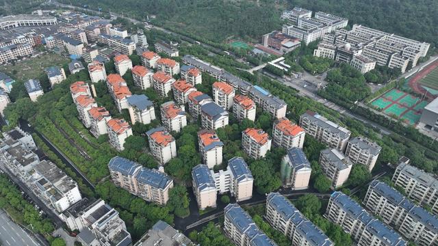 航拍  苏仙区  王仙岭  望仙小区  提质改造  小区面貌  老旧小区改造  总投资  改造给排水设施  电力及照明设施  小区道路   安防系统  垃圾分类  商品房小区 居民   幸福指数   黄建华