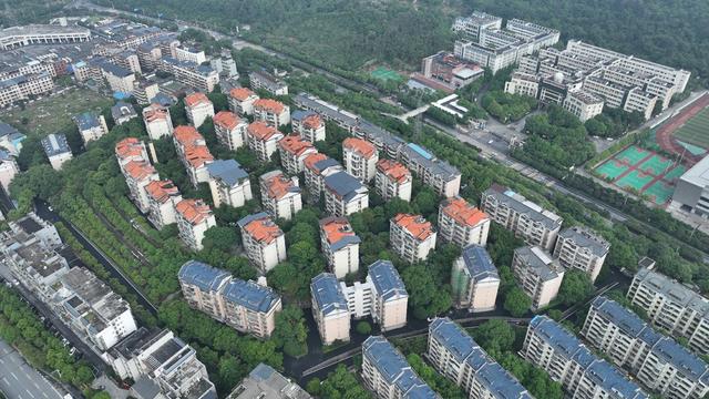 航拍  苏仙区  王仙岭  望仙小区  提质改造  小区面貌  老旧小区改造  总投资  改造给排水设施  电力及照明设施  小区道路   安防系统  垃圾分类  商品房小区 居民   幸福指数   黄建华