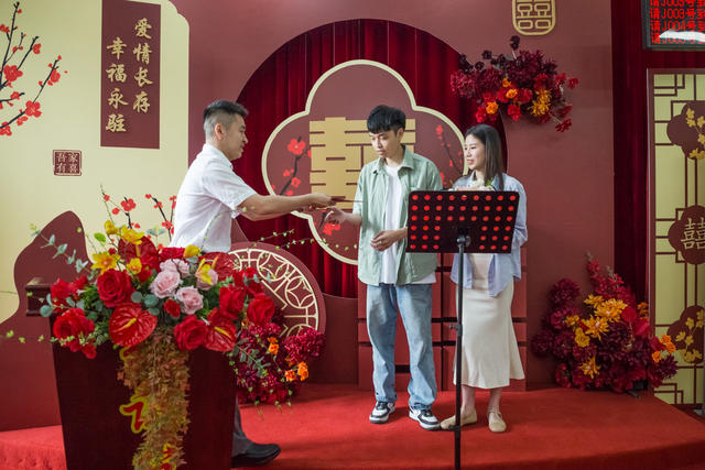 520  结婚  领证  证书  红色  热闹  喜庆  鲜花
