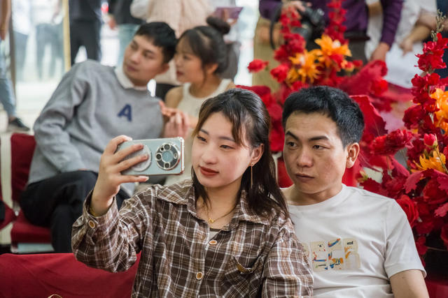 520  结婚  领证  证书  红色  热闹  喜庆  鲜花