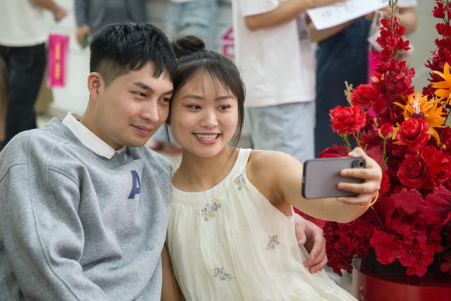 520  结婚  领证  证书  红色  热闹  喜庆  鲜花