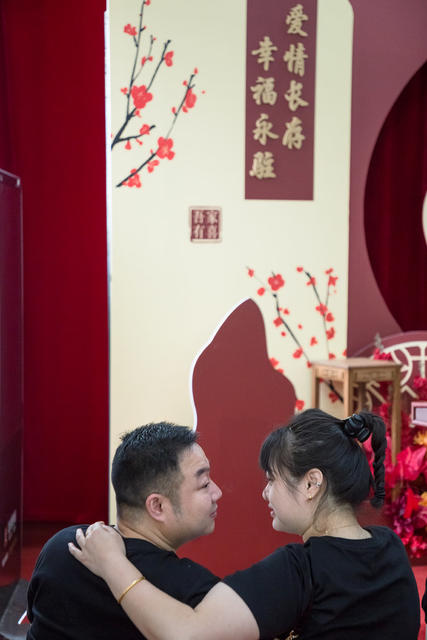 520  结婚  领证  证书  红色  热闹  喜庆  鲜花