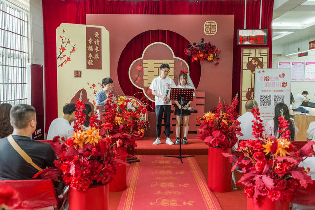 520  结婚  领证  证书  红色  热闹  喜庆  鲜花