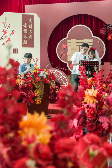 520  结婚  领证  证书  红色  热闹  喜庆  鲜花
